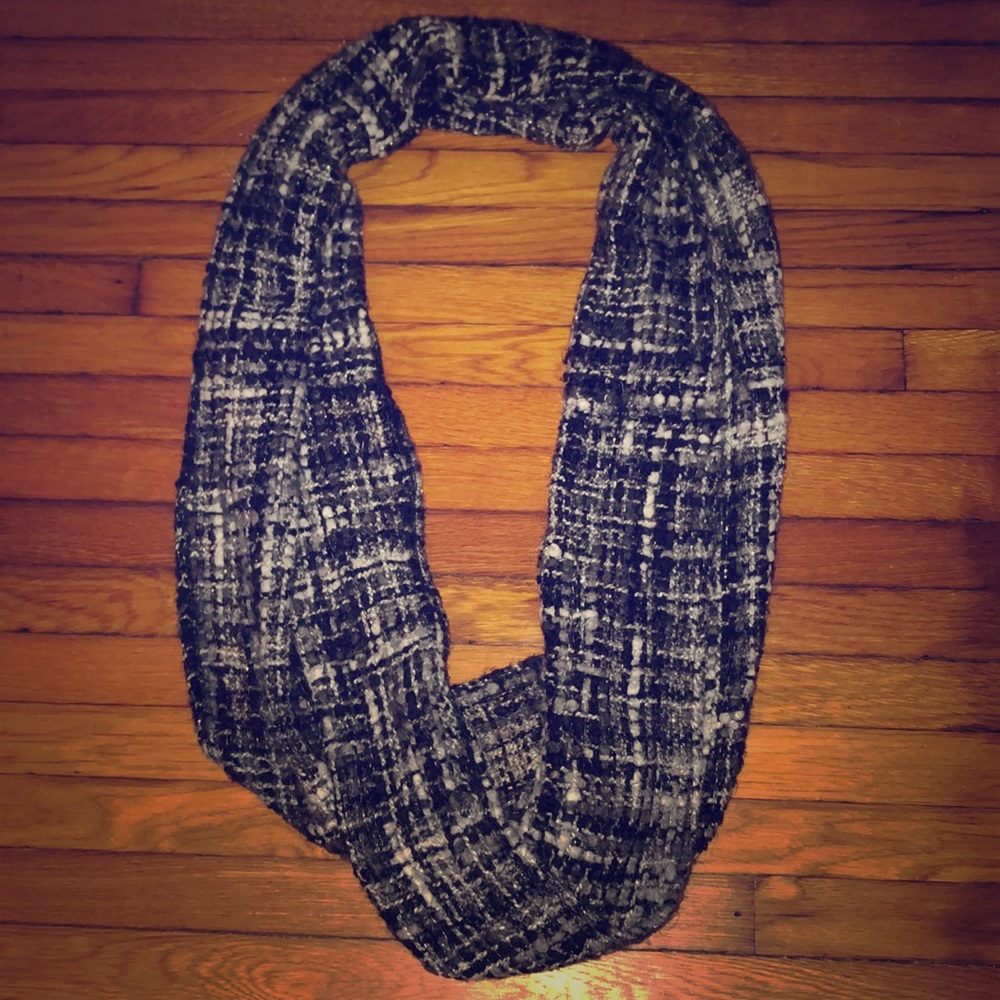 Black/white eternity scarf
